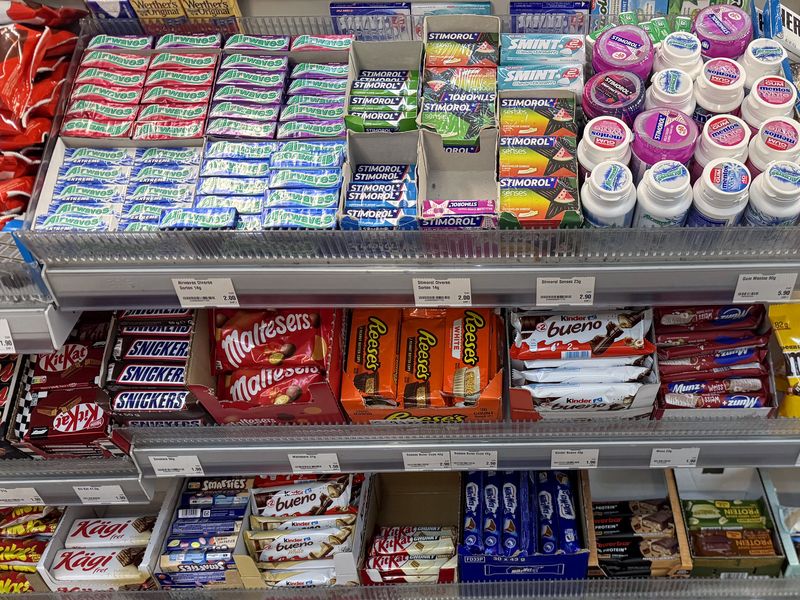 Regal mit Kaugummi, Minzen, Reese’s und Schokoriegeln