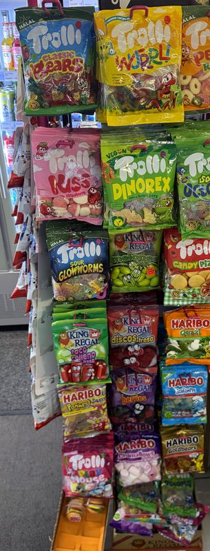 Ständer mit Trolli- und Haribo-Fruchtgummis