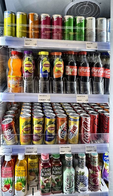 Kühlschrank mit Energy Drinks, Lipton Eistee, Coca-Cola, Aloe-Vera-Drinks und Arizona