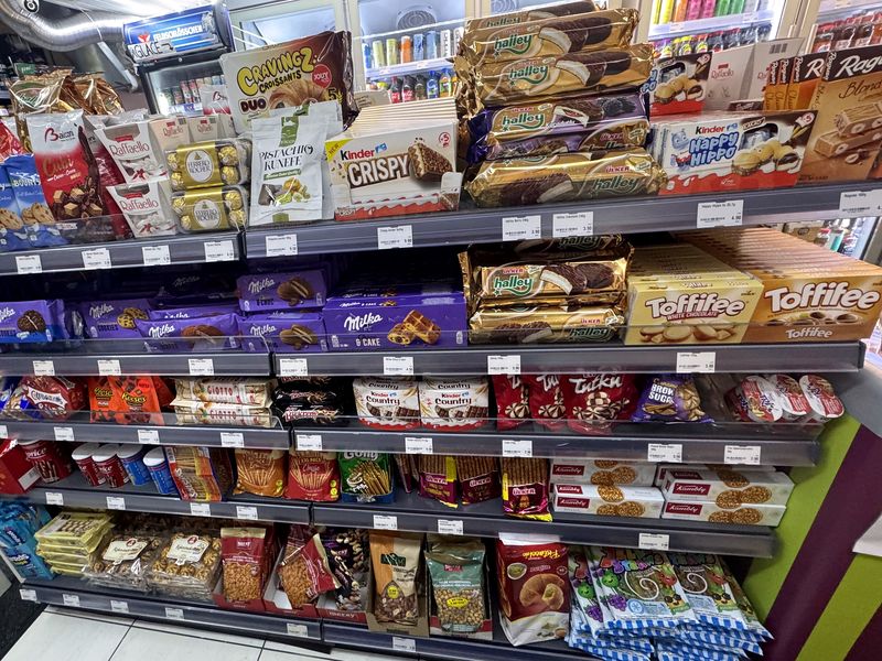 Blick in den neu eingerichteten Dorf-Kiosk mit Süssigkeiten-Regalen und Kühlschränken