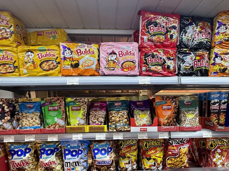 Regal mit Buldak-Nudeln, Nüssen und Popcorn