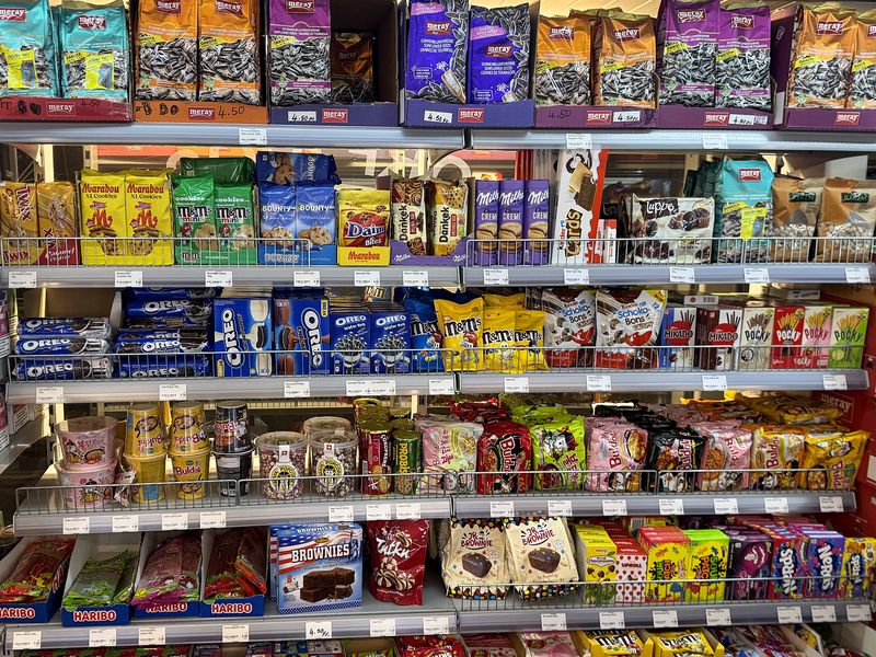 Süssigkeiten-Wand mit Oreo, M&M’s, Brownies und Sonnenblumenkernen